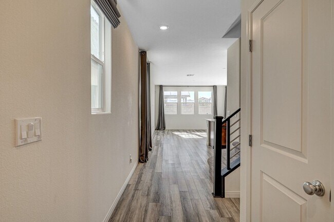 Building Photo - AMAZING 2 Story, 5 Bedroom Home in Gated c...