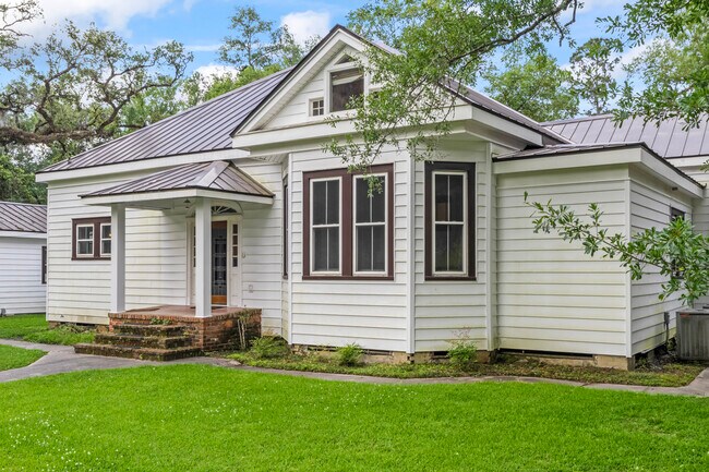 El apartamento incluye la sala de estar y la planta superior en Old Covington House. - 305 E 14th Ave