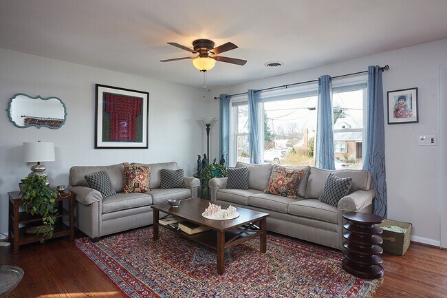 Foto del edificio - Silver Spring splendor with yard care INCL...