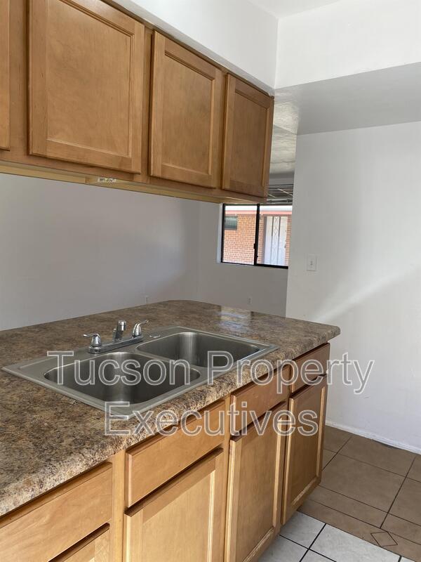 Building Photo - 1646 N Beverly Ave