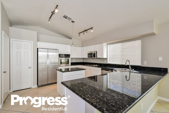 Building Photo - 825 Beefeater Pl