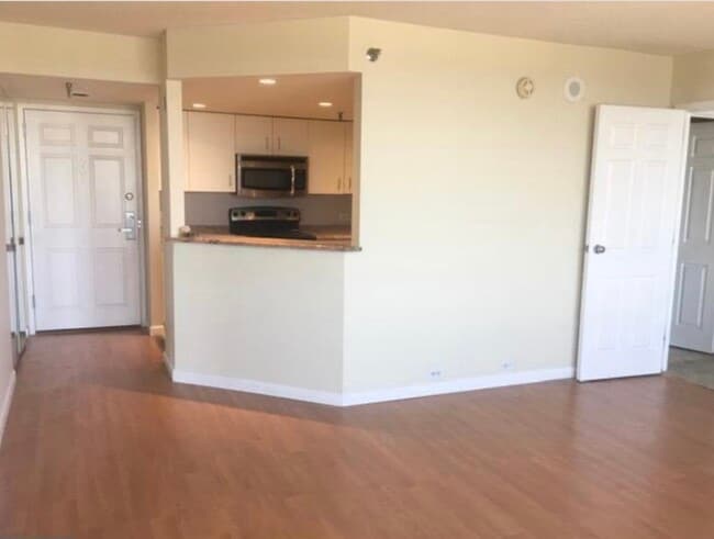 Open kitchen - 2001 Hamilton St