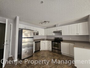 Building Photo - 7331 Terwillegar Dr S NW