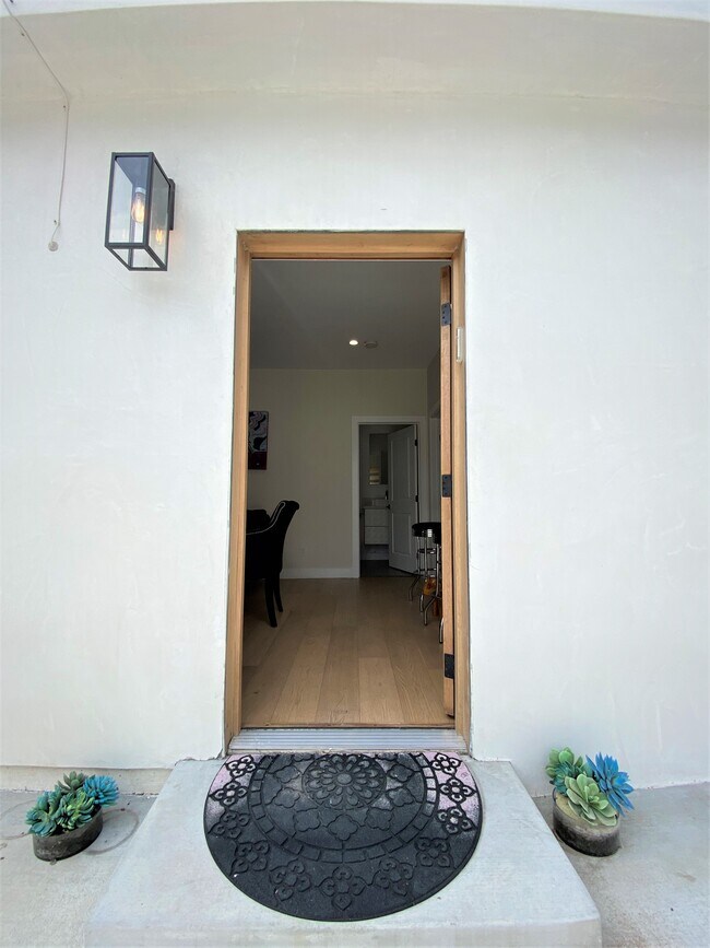 1165 S Muirfield Rd Unit 1, Los Angeles, CA 90019 Apartments in Los