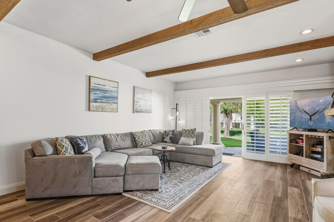 Building Photo - 289 Vista Royale Cir W