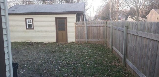 Building Photo - 15097 Merriman Rd