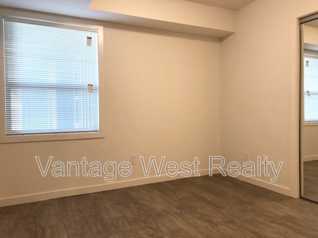 Building Photo - 625-625 Academy Way
