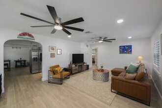 Building Photo - 702 Gray St S