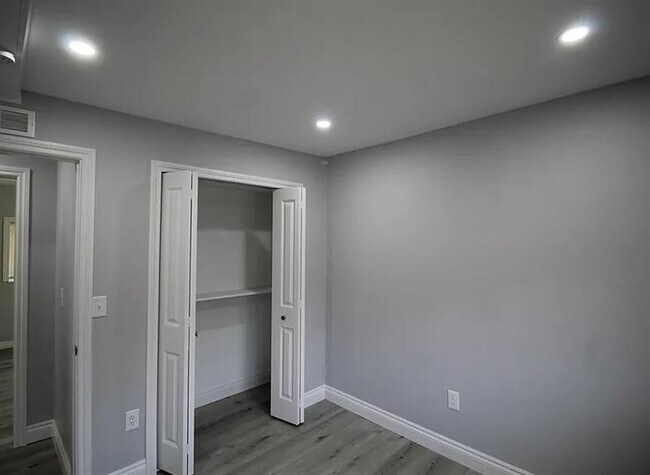 Building Photo - ELEGANT ALBERTA HOME