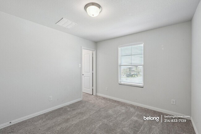 Building Photo - 2115 Clarion Dr