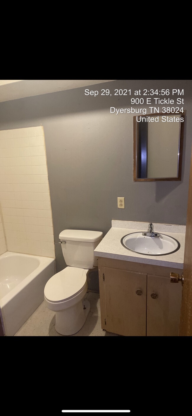 Building Photo - 970 E Tickle St Apt 2