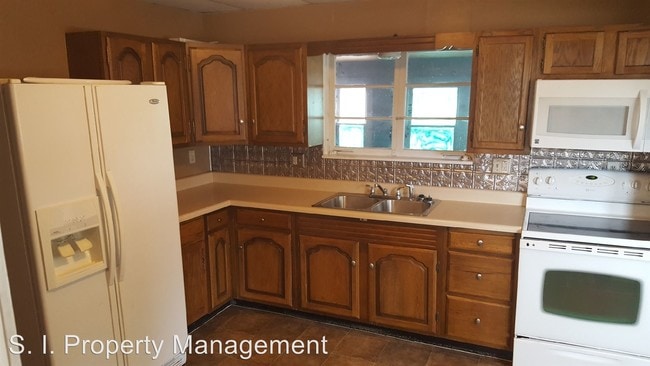 Building Photo - 3 br, 1 bath House - 310 W. Oak St.