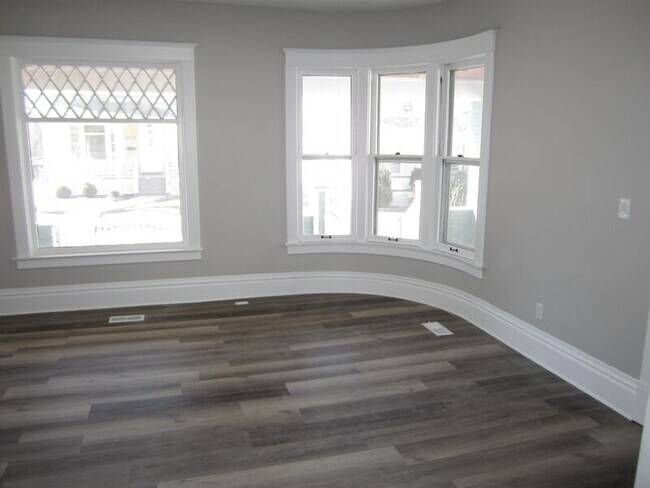 Building Photo - 119 Tennyson Ct
