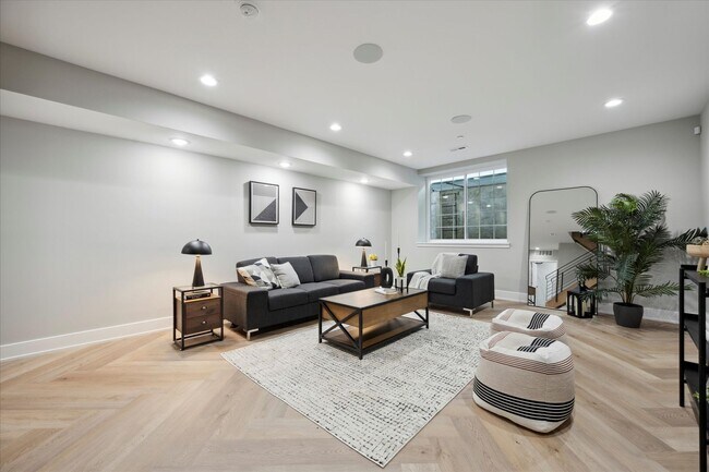 Foto del edificio - Stunning 4BR/4BA Townhome w/ Two Car Parking!