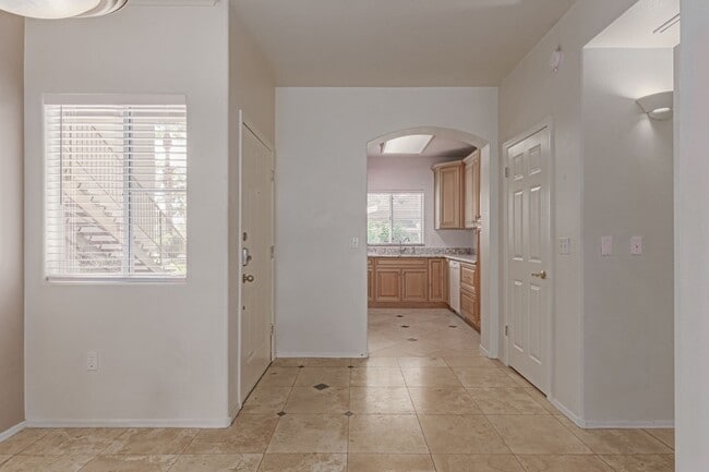 Building Photo - Beautiful 2 bedroom 2 bathroom first floor...