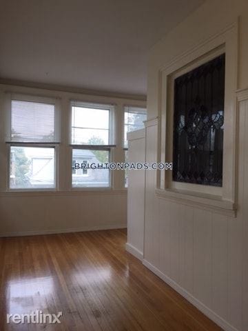 Primary Photo - 64 Oak Square Ave