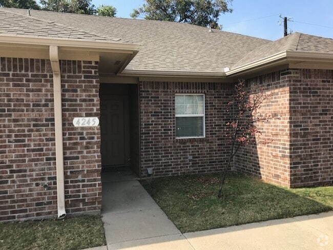 Building Photo - 4245 Castlegate Dr