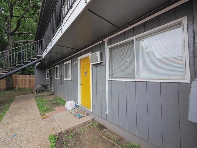 Foto del edificio - 901 Springdale Rd