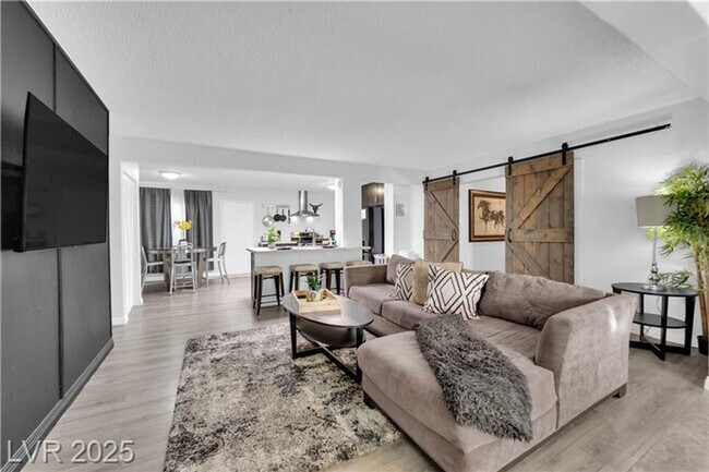 Foto del edificio - A Must See!! 5 bedroom 3.5 Bathroom home i...