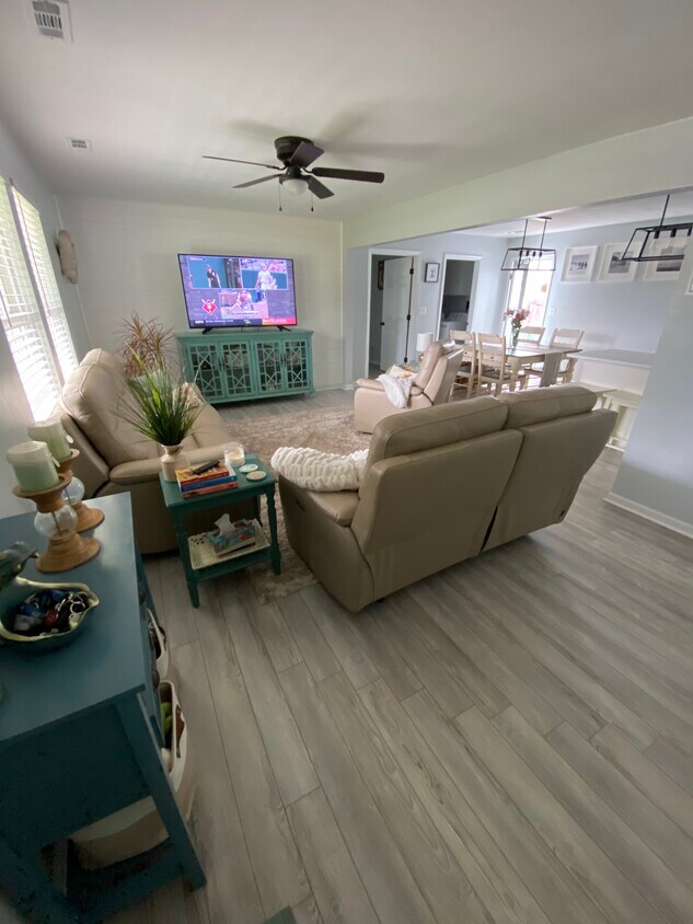 Foto principal - 572 Waters Rd