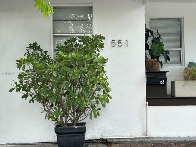 Foto del edificio - 551 NW 41st St