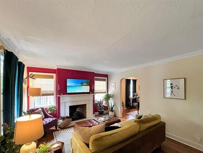 Building Photo - Renovated 3 bd 1 bath with carport behind ...