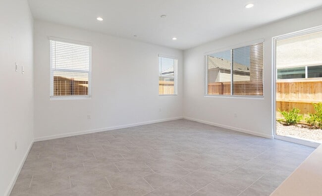 Building Photo - New Tesoro Viejo home with 3 bedrooms, 3 b...