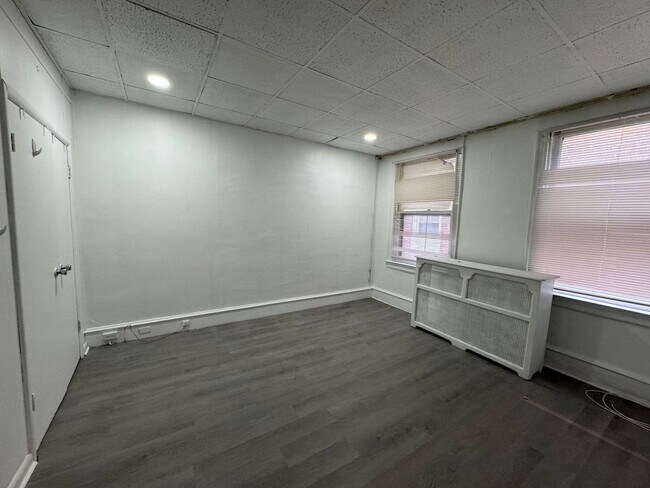 Building Photo - 623 N 64th St