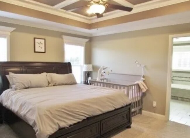 Foto del edificio - Spacious 4-Bedroom Home with Modern Upgrad...