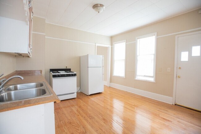 Foto del edificio - 2429 N Farwell Ave