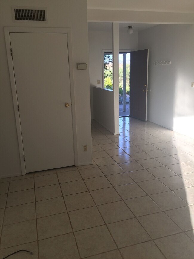 Foto del edificio - 1238 Urano Ct