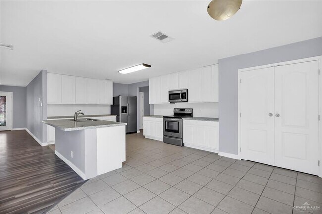 Foto del edificio - 25 Periwinkle Ave