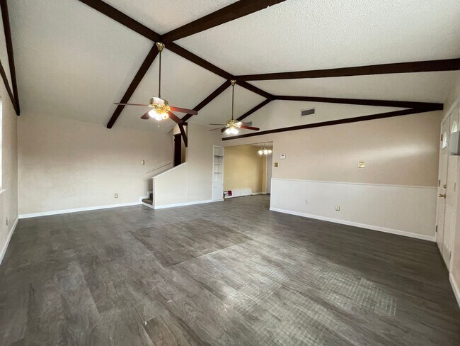 Building Photo - AVAILABLE NOW - 3 BEDROOM 2 BATH HOME IN R...