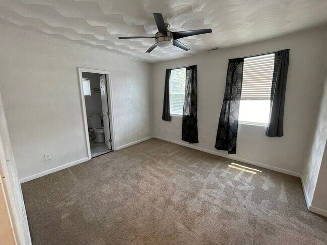 Foto del edificio - Charming 5-Bedroom Home with Fenced Yard i...
