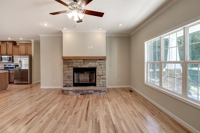 Sala de estar con chimenea de leña - 265 Lewis Creek Dr