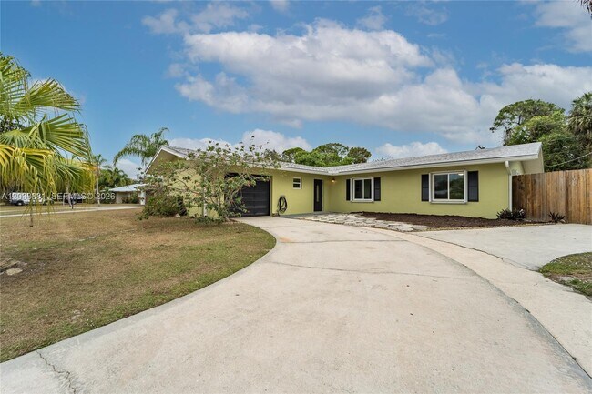 Building Photo - 607 Coconut Ave N