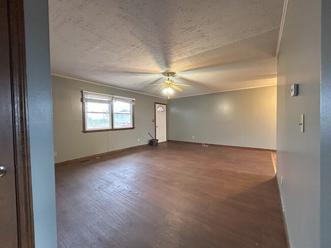 Building Photo - REMODELED 3 Bedroom | 1 Bathroom | 1 Car G...