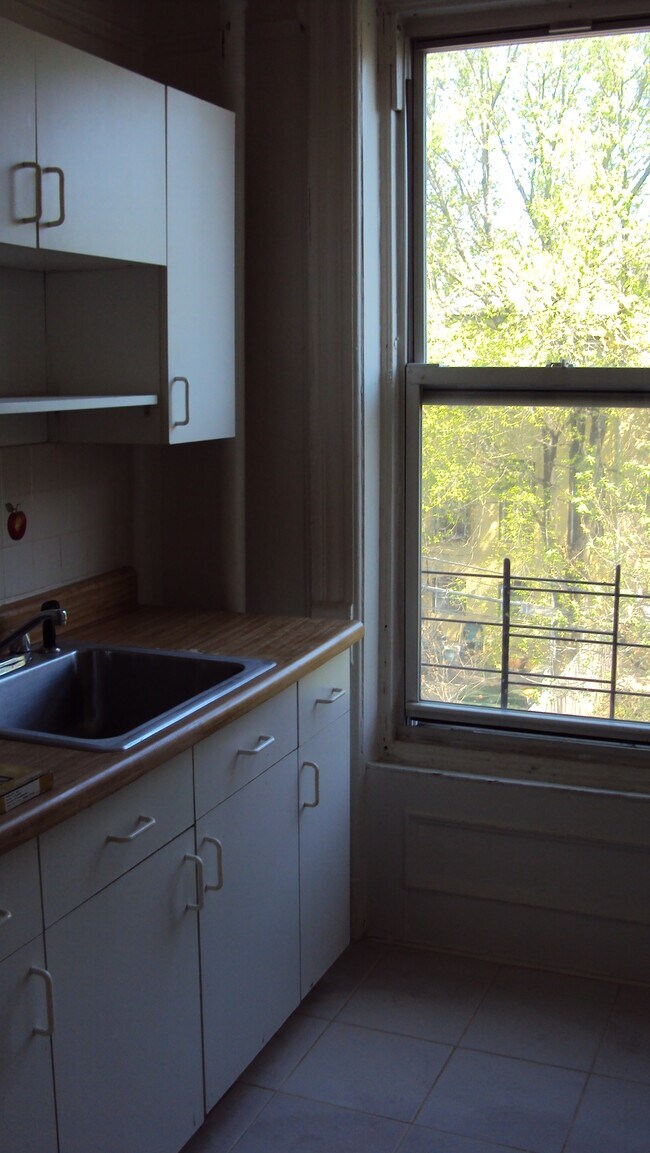 Kitchen - 537 Decatur St