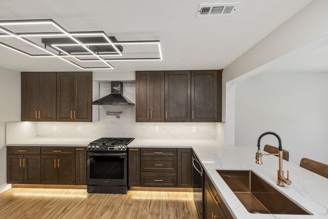 Building Photo - Bright spacious 3 bedroom 2 bath home in c...