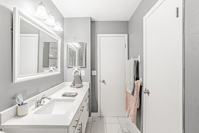 Foto del edificio - Beautiful 3 Bed 1.5 Bath Home with 2 Car G...