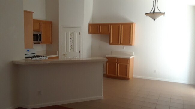Foto del edificio - Spacious 3 bedroom home near Roseville Galleria Mall