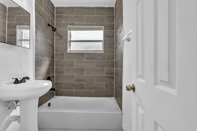 Building Photo - 717 NW 14th Terrace