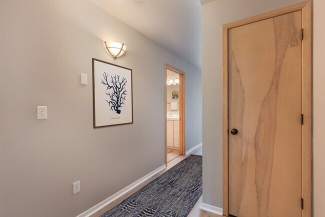 Building Photo - Columbia River View Condo - Hayden Island!