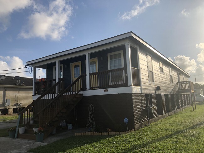 Building Photo - 6040 Marigny St