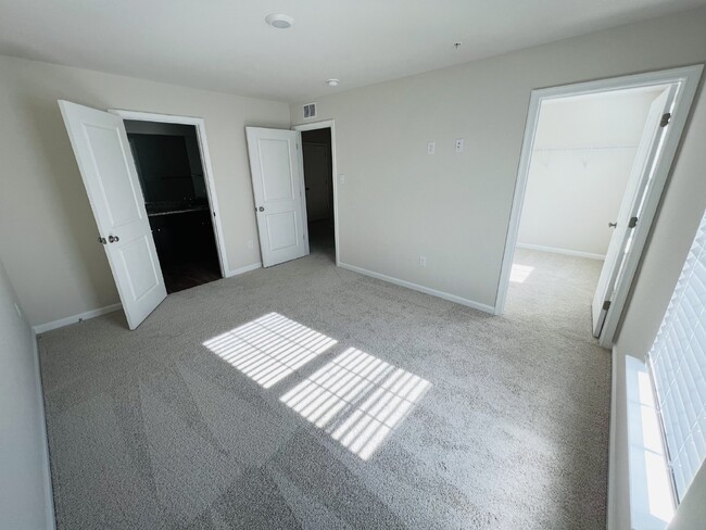 Building Photo - Townhome in Northeastern School District!