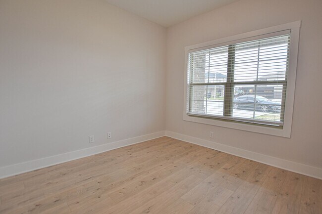 Building Photo - Pet Friendly Four Bedroom in Reserve at Oakland!