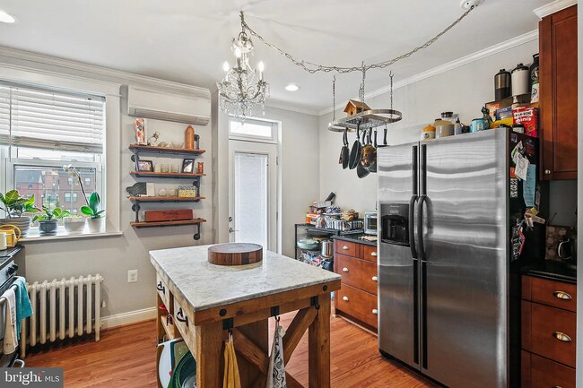 Foto del edificio - Gorgeous end-unit row home available for r...