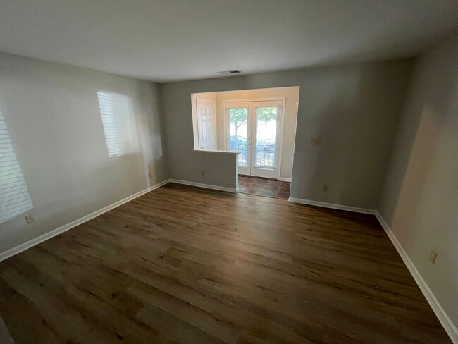 Building Photo - End Unit Townhome in Elizabeth/Plaza Midwo...