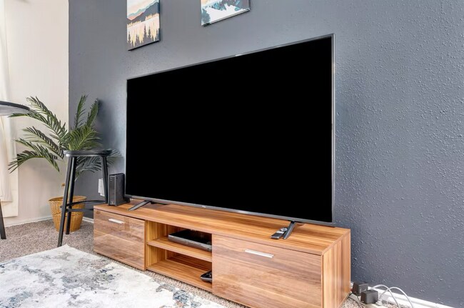 Foto del edificio - Room in House on Wildwood Ridge