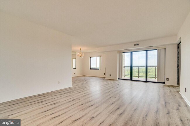 Building Photo - 309 Yoakum Pkwy
